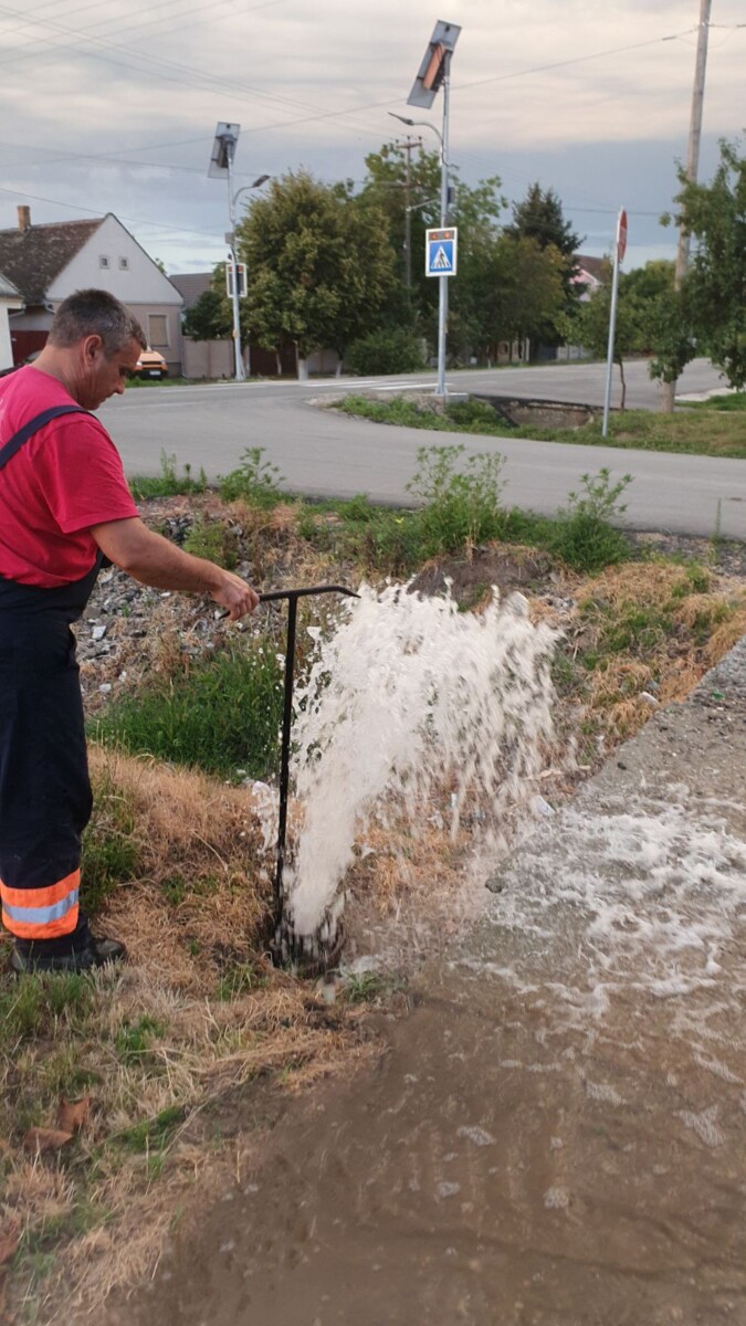 Испирање водоводне мреже у Дероњу