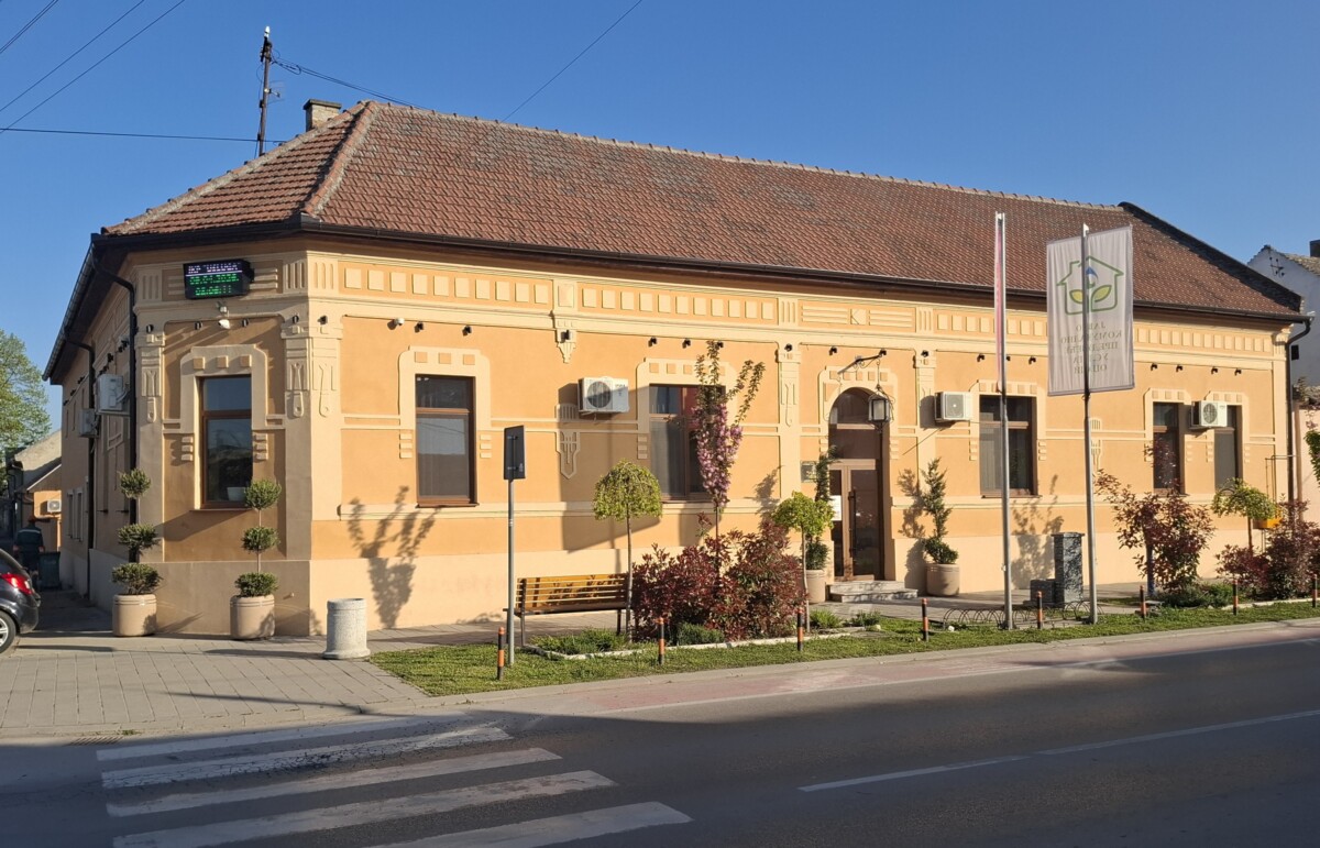 Зграда ЈКП Услуга Оџаци