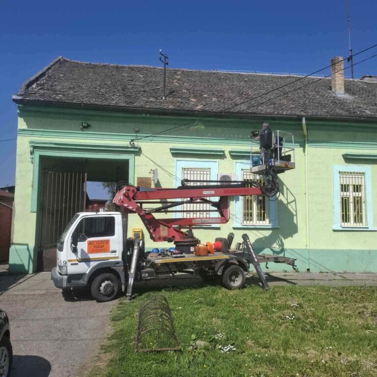 Радови на поправкама јавне расвете у центру Каравукова